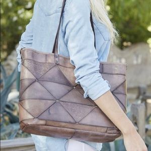 *** NWT *** Old Trend Prism Tote (Taupe)